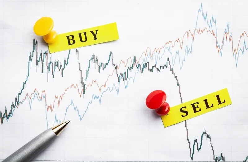 Trong giao dịch spread, nh&agrave; đầu tư hoặc trader sẽ đồng thời thực hiện một vị thế mua v&agrave; một vị thế b&aacute;n tr&ecirc;n hai hợp đồng kh&aacute;c nhau nhằm t&igrave;m kiếm lợi nhuận từ sự thay đổi của mức ch&ecirc;nh lệch gi&aacute; giữa hai hợp đồng đ&oacute;.
